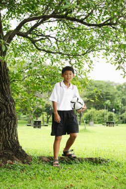 Futbol topu tutan çocuk