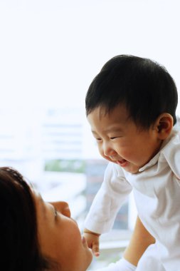 Anne erkek çocuğu taşıyor.