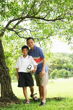 Baba ve oğul ağacının altında