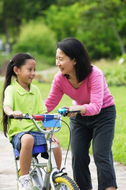 Bisiklet üzerinde genç kız