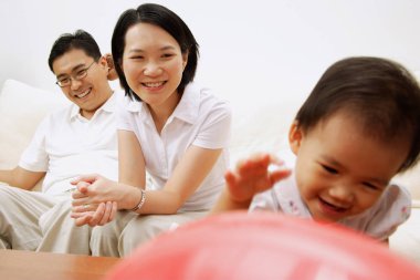 Baba ve anne ile kızı oynamak