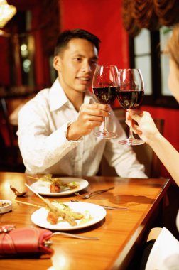restoranda toasting Çift 