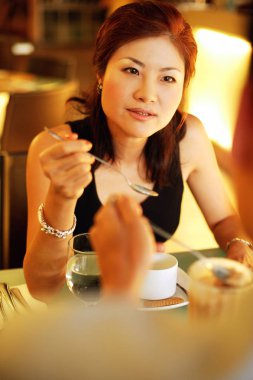 Restoran gülümseyen içinde çift