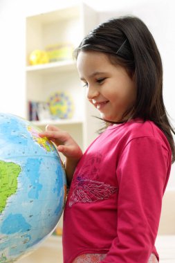 Ayakta ve globe adlı arayan genç kız