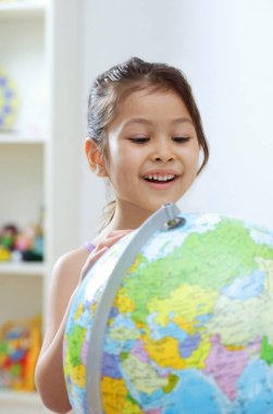 Kız Globe adlı, kocaman bir gülümseme