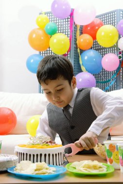 Boy kesme doğum günü pastası