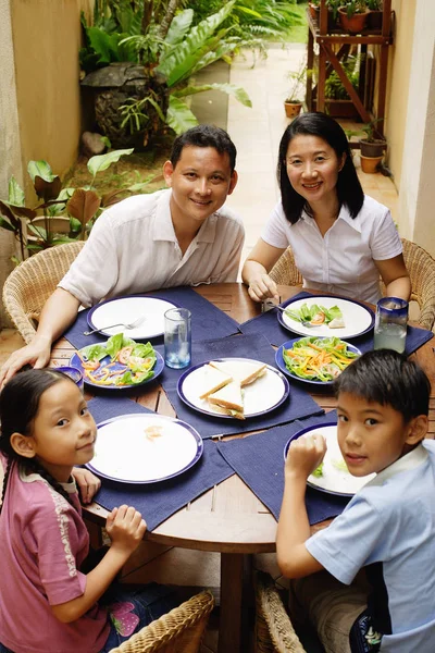 Familjen ha en måltid utomhus — Stockfoto