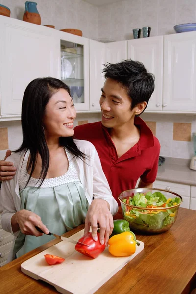 Jovem casal na cozinha — Fotografia de Stock