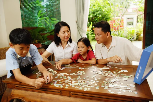 Famille dans le salon — Photo