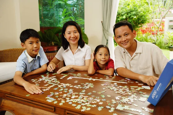 Familj i vardagsrummet — Stockfoto