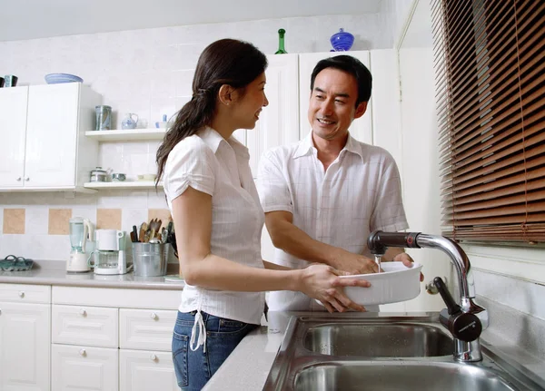 Pareja joven en la cocina —  Fotos de Stock