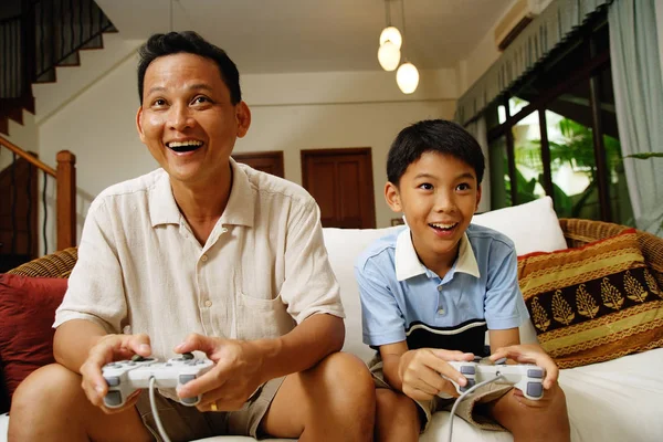 Padre e hijo jugando con videojuegos — Foto de Stock