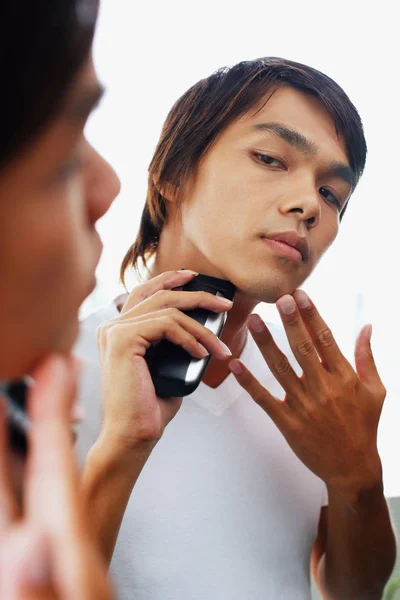 Joven afeitándose — Foto de Stock