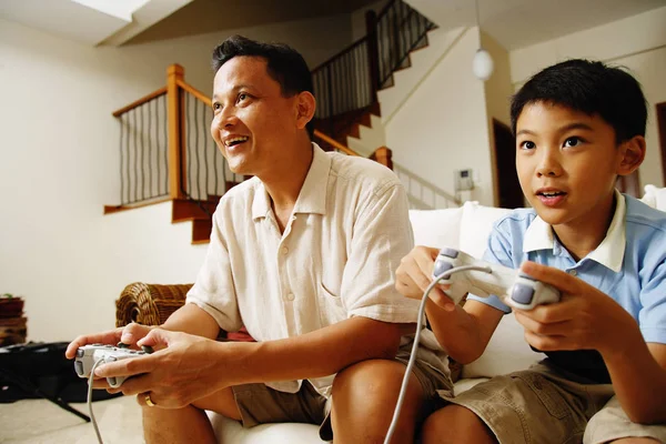 Padre e hijo jugando con videojuegos —  Fotos de Stock