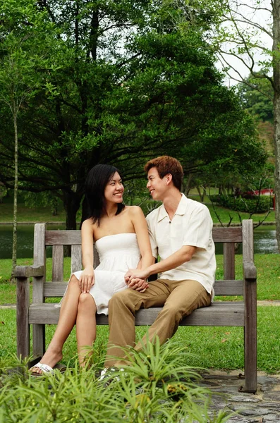 Paret sitter på park — Stockfoto