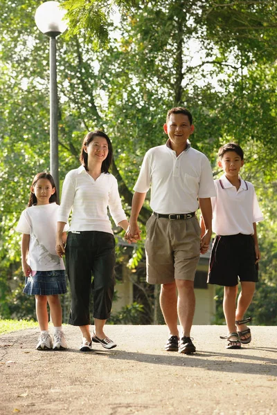 손에 손잡고 산책 하는 가족 — 스톡 사진