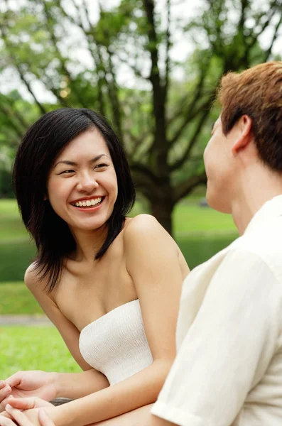 Vrouw die lacht naar man — Stockfoto