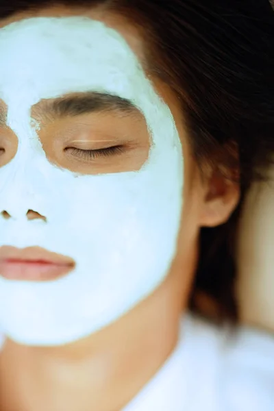 Jovem com máscara facial — Fotografia de Stock