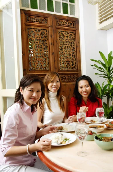 Mulheres que fazem uma refeição no restaurante — Fotografia de Stock