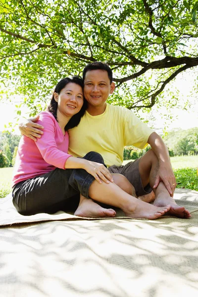 Paret sitter på picknick matta — Stockfoto