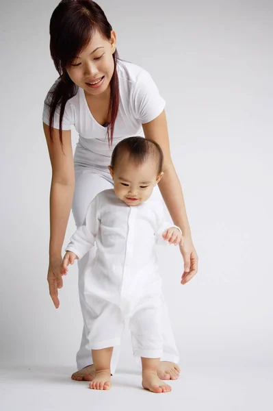 Mädchen mit Mutter — Stockfoto