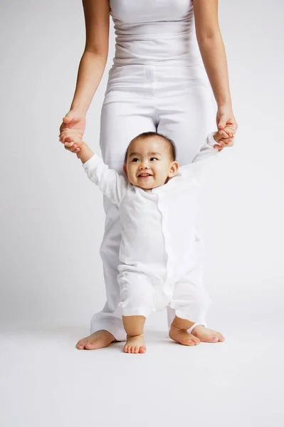 Meisje van de baby met moeder — Stockfoto