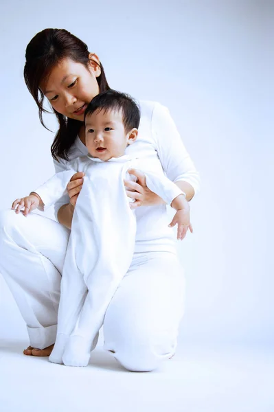 Joven madre con bebé — Foto de Stock