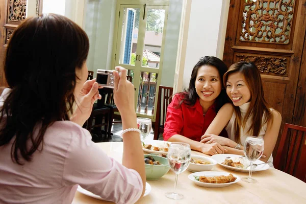 Vrouw bedrijf camer — Stockfoto