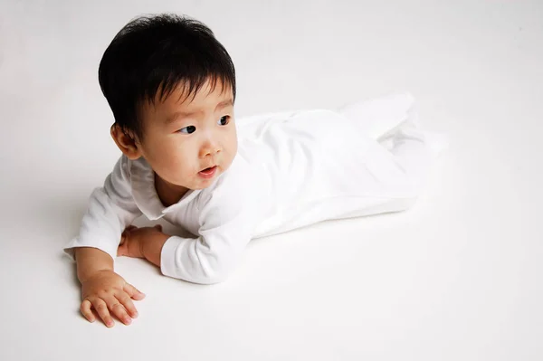Bebé niño acostado en frente —  Fotos de Stock