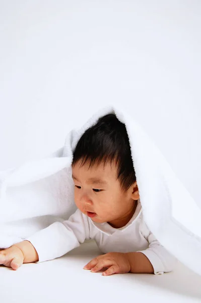 Bebé niño acostado en frente — Foto de Stock