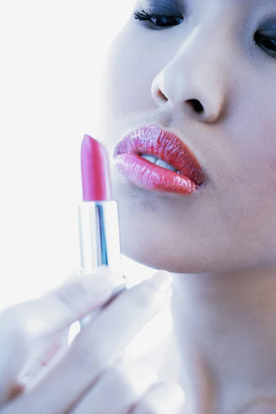 Perempuan menerapkan lipstik — Stok Foto