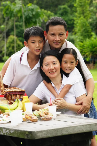 Lycklig familj på picknick — Stockfoto
