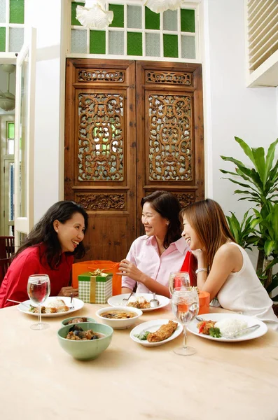 Drei Frauen in Restaurant — Stockfoto