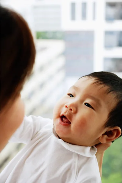 Niño mirando a la madre — Foto de Stock