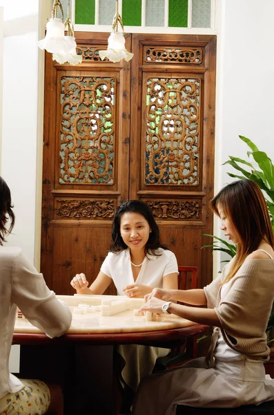 Vrouwen samen spelen mahjong — Stockfoto