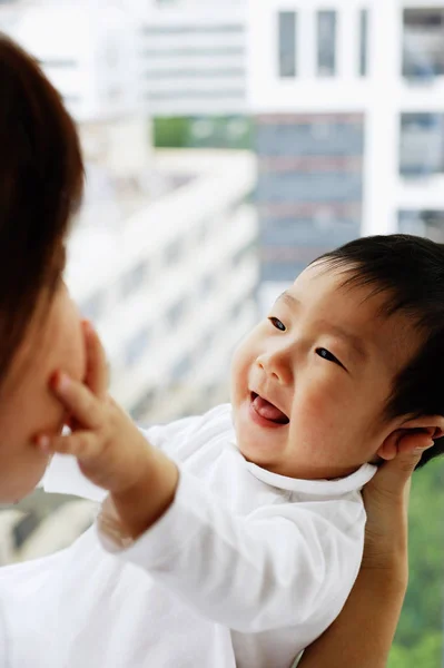 Boy touching mother 's face — стоковое фото