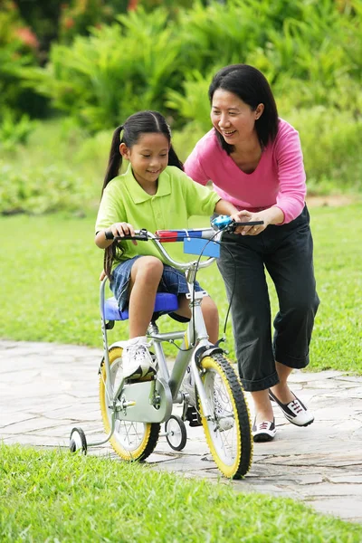 Hija madre guiándola — Foto de Stock