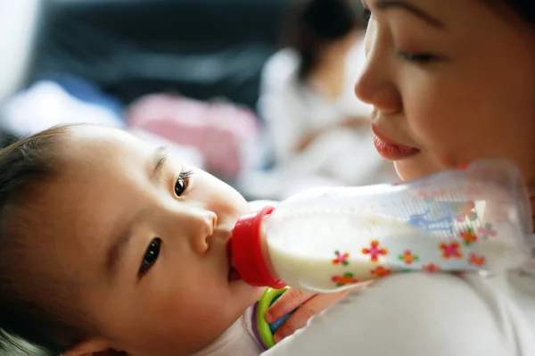 Bayi perempuan minum dari botol — Stok Foto