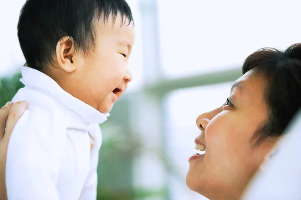 Madre con bebé niño — Foto de Stock