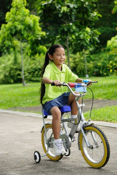 Fiatal lány kerékpár — Stock Fotó