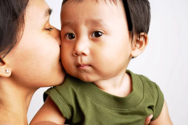 Mutter küsst kleinen Jungen — Stockfoto
