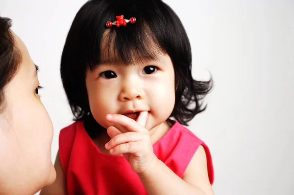 Маленькая девочка с пальцем во рту — стоковое фото