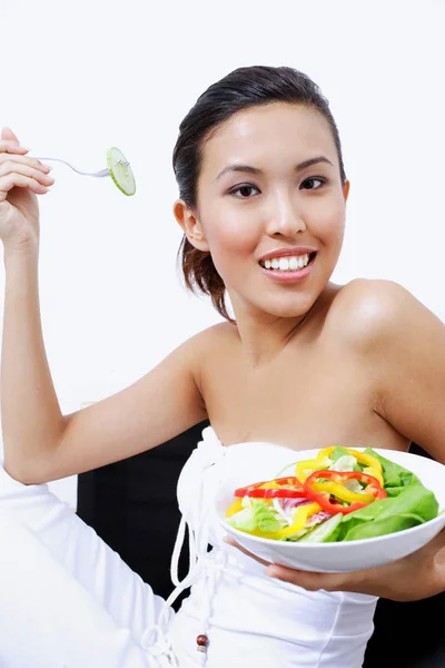 Donna che tiene ciotola di insalata — Foto Stock