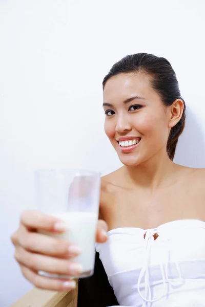 Frau hält Glas Milch — Stockfoto