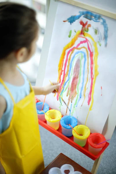 Pintura joven sobre caballete —  Fotos de Stock