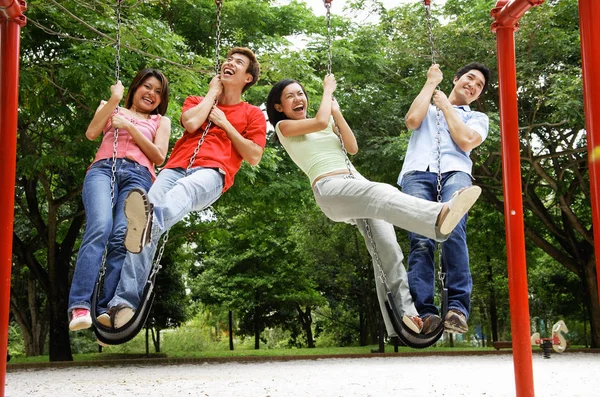 Giovani coppie sul parco — Foto Stock