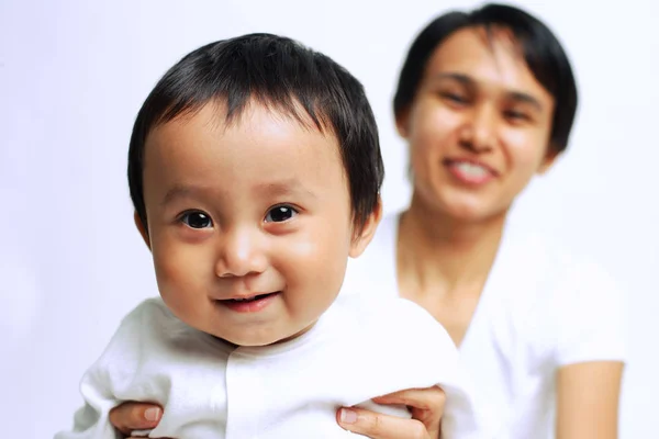 Niño sonriendo a la cámara — Foto de Stock