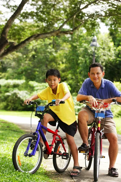 Padre e hijo en bicicleta — Foto de Stock