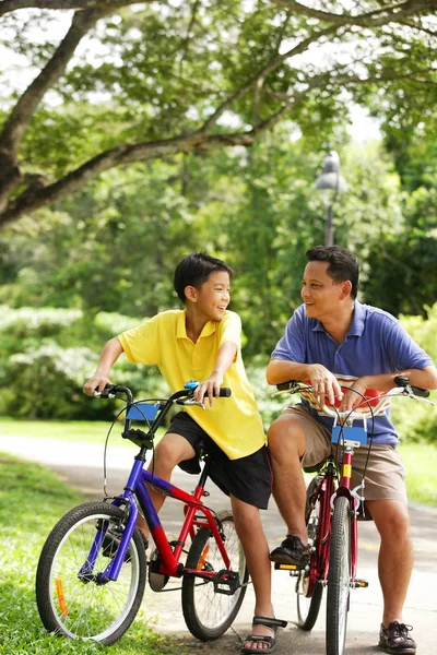 Padre e hijo en bicicleta — Foto de Stock