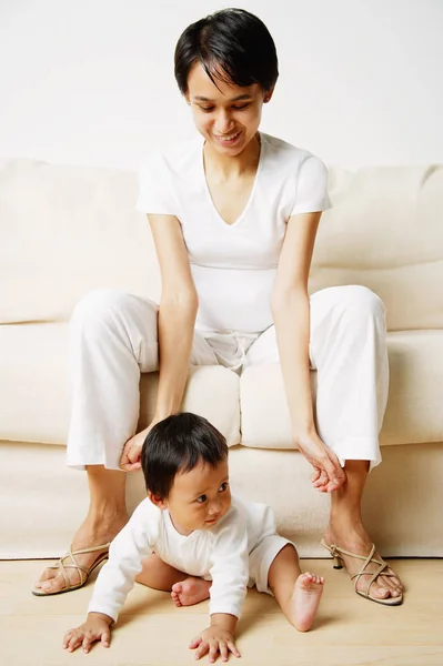 Madre sentada en el sofá — Foto de Stock